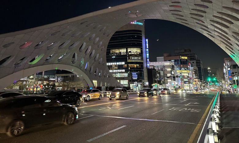 대전 중앙로 목척교, 2008년과 2009년 중앙데파트와 홍명상가가 각각 철거되고 대전천·목척교가 복원돼 1980년대 모습을 찾기 어렵다. 송인걸 기자