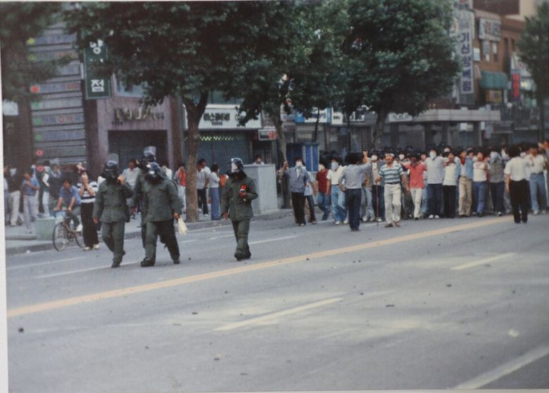 1987년 6월15일 중앙로에서 충남대 등 대전지역 대학생들과 시민들이 합류해 ‘호헌철폐 독재타도’를 연호하며 행진하고 있다. 대전민주화운동계승사업회 제공