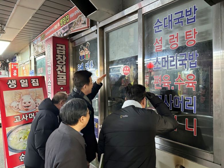 허태정 전 시장 등이 시내에서 집회하다 쫓기면 숨었던 중앙시장의 한 단골집을 들여다보고 있다. 송인걸 기자