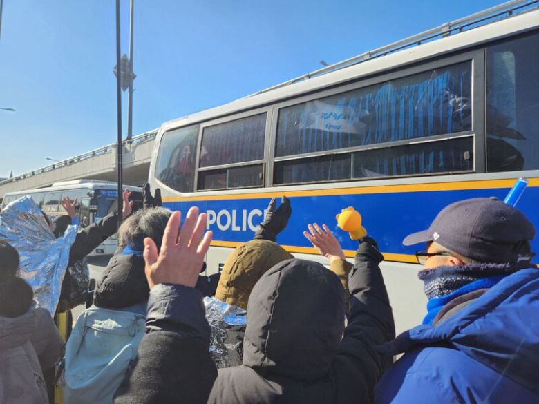 윤석열 대통령 체포를 촉구해 온 시민들이 경찰 버스를 향해 손을 흔들고 있다. 박고은 기자