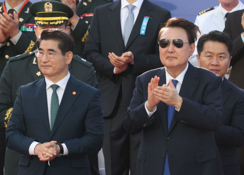 윤석열 대통령이 국군의날인 지난해 10월1일 오후 서울 광화문광장에서 열린 국군의날 기념 시가행진행사에서 장병들을 격려하고 있다. 김태형 기자 xogud555@hani.co.kr