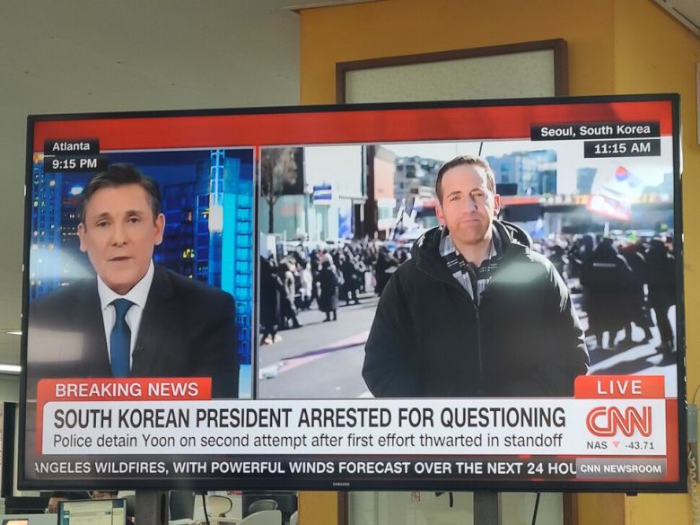 시엔엔 서울 특파원이 윤대통령의 체포 소식을 속보로 전하고 있다.
