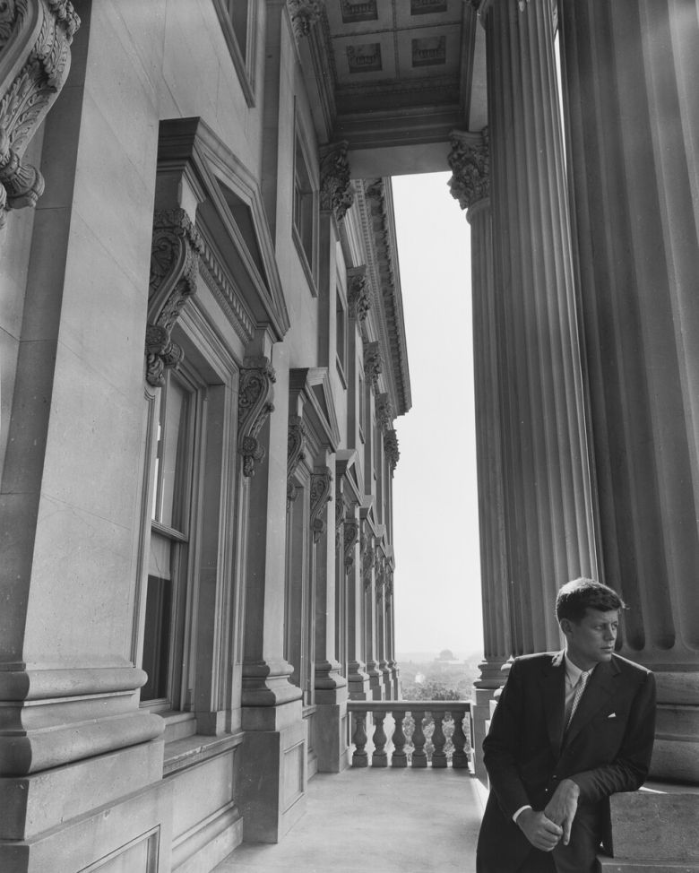 1953년 미국 국회의사당 난간에서 뉴먼이 찍은 존 피츠제럴드 케네디 전 대통령의 하원의원 시절 사진 세부. 벽과 난간 기둥 사이에서 날카로운 눈매로 무언가를 주시하고 있는 젊은 케네디의 모습이 인상적이다. © Arnold Newman Properties/Getty Images