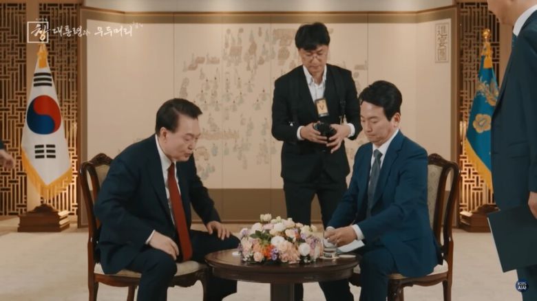 ‘시사기획 창: 대통령과 우두머리 혐의’ 다큐멘터리에서 ‘언론의 책임’을 거론하며 지난해 2월 한국방송에서 방영했던 ‘특별대담: 대통령실을 가다’ 촬영 장면을 보여주고 있다. 한국방송 유튜브 갈무리