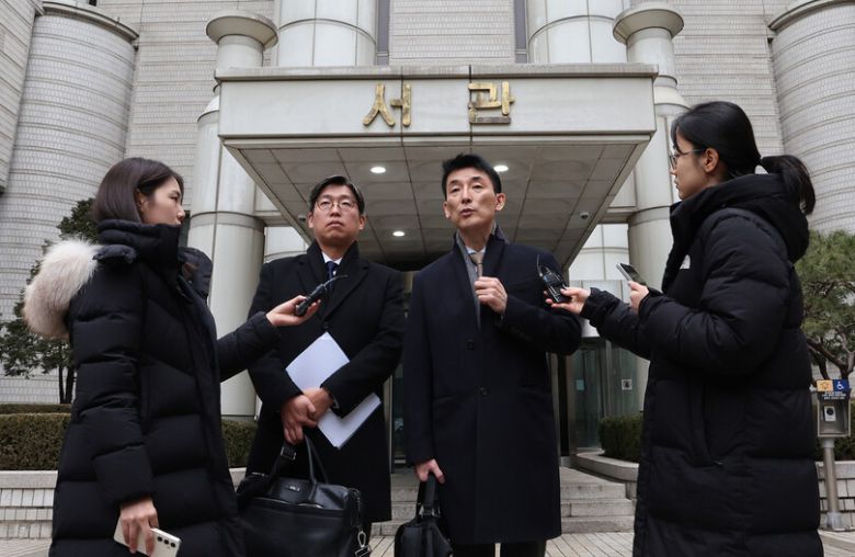 김용현 전 국방부 장관 변호인단인 이하상(오른쪽 둘째부터), 유승수 변호사가 16일 오전 서초구 서울중앙지방법원에서 열린 김 전 국방부 장관의 내란 혐의 12·3 비상계엄 사태 관련 첫 공판준비기일을 마친 뒤 나와 취재진 질문에 답하고 있다. 신소영 기자 viator@hani.co.kr