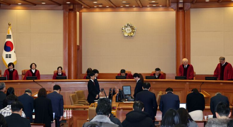 16일 오후 서울 종로구 헌법재판소 심판정에서 진행된 윤석열 대통령 탄핵심판 2차 변론기일에서 헌법재판관들이 자리에 앉고 있다. 왼쪽부터 정계선, 김복형, 정정미, 이미선, 문형배, 김형두, 정형식, 조한창 헌재 재판관. 김태형 기자 xogud555@hani.co.kr