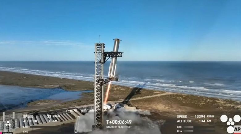 스페이스엑스의 스타십 1단 추진체 슈퍼헤비가 이륙 7분 후 발사대로 다시 돌아오고 있다. 웹방송 갈무리