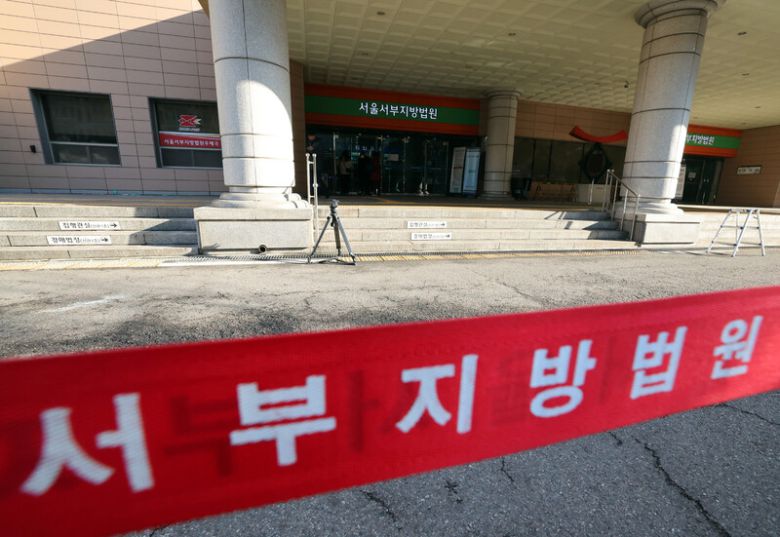 고위공직자범죄수사처가 윤석열 대통령에 대한 구속영장을 청구한 17일 오후 서울 마포구 서울서부지법에 취재포토라인이 설치돼 있다. 김태형 기자 xogud555@hani.co.kr