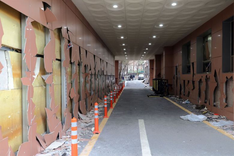 윤석열 대통령이 내란 우두머리 혐의로 구속되자 일부 윤 대통령 지지자들이 서울서부지방법원 내부로 난입해 불법폭력사태를 일으킨 19일 오후 서부지법 건물 외벽과 유리창 등이 파손돼 있다. 연합뉴스