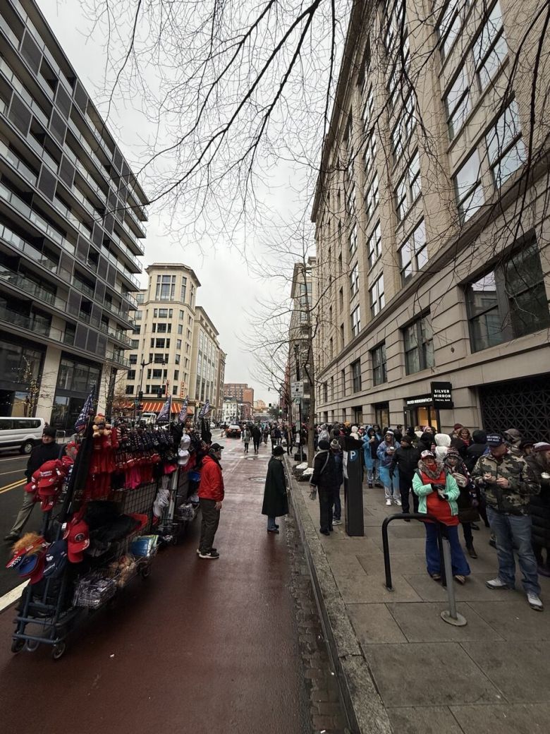 워싱턴디시(D.C.)의 ‘캐피털 원 아레나\' 경기장에서 19일 오후 3시부터 열린 집회에 참석하기 위해 트럼프 지지자들이 이른 아침부터 줄을 서 있는 모습. 줄은 1㎞이상 이어졌다. 워싱턴/김원철 특파원