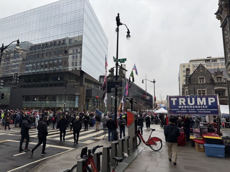 워싱턴디시(D.C.)의 ‘캐피털 원 아레나\' 경기장에서 19일 오후 3시부터 열린 집회에 참석하기 위해 트럼프 지지자들이 이른 아침부터 줄을 서 있는 모습. 줄은 1㎞이상 이어졌다. 워싱턴/김원철 특파원