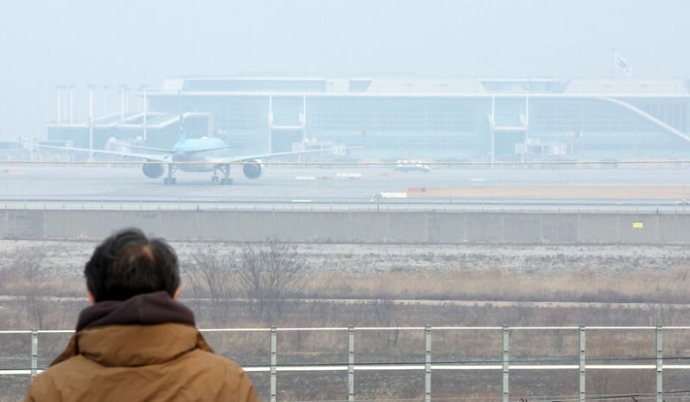 초미세먼지 농도가 ‘나쁨’ 수준을 보인 20일 오후 인천국제공항 활주로에서 항공기가 이륙 준비를 하고 있다. 연합뉴스