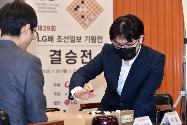 중국의 커제 9단(오른쪽). 한국기원 제공