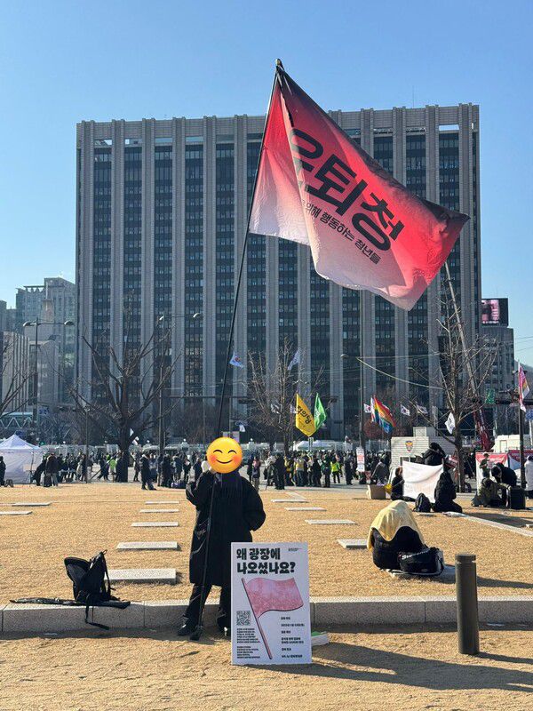 2024년 12월14일 윤석열 대통령 탄핵안 가결이 선포되자 여의도에 모인 시민들이 환호하고 있다. 류우종 기자