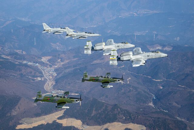 한미 공군 대대급 연합공중훈련인 ‘쌍매훈련’(Buddy Squadron)에 참가한 한·미 항공기들이 지난 22일 훈련을 위해 공역으로 이동하고 있다. 공군 제공