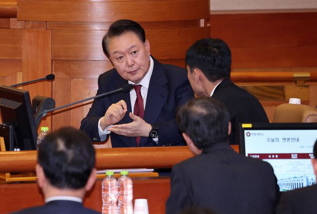 윤석열 대통령이 23일 서울 종로구 헌법재판소에서 열린 탄핵심판 4차 변론에 출석해 변호인단과 대화를 나누고 있다. 2025.1.23 사진공동취재단