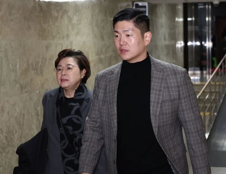 국민의힘 김재섭 의원이 지난해 12월7일 서울 여의도 국회에서 열린 의원총회에 참석하고 있다. 연합뉴스