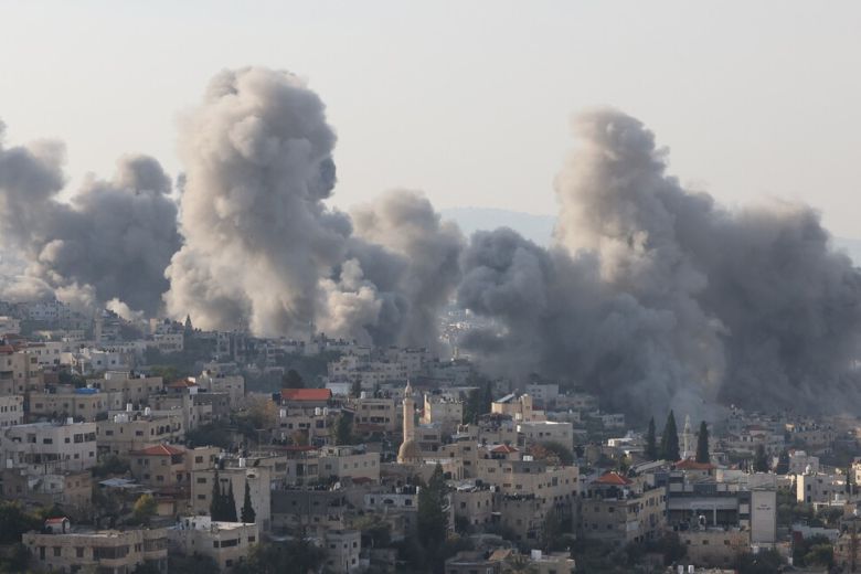 2일(현지시각) 서안지구 제닌의 난민 캠프 한 주택가를 이스라엘이 공습해 검은 연기가 피어오르고 있다. 제닌/EPA 연합뉴스