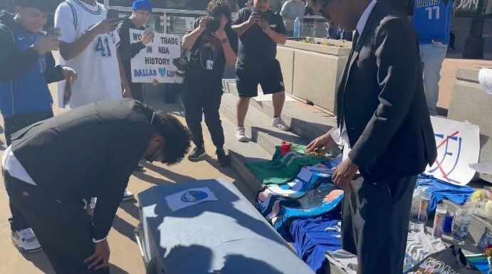 루카 돈치치의 트레이드 소식에 댈러스 팬들이 홈구장 앞에서 모의 장례식을 치르며 구단의 처사에 분노를 표출하고 있다. 사회관계망서비스 영상 갈무리