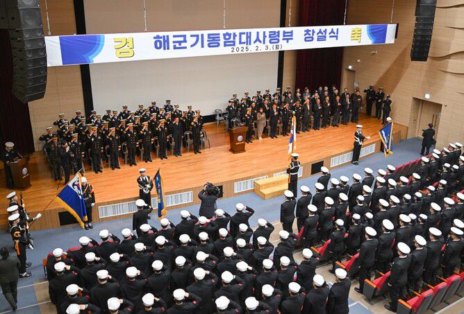 3일 오전 제주 서귀포시 해군제주기지 대강당에서 거행된 해군기동함대사령부 창설식에서 해군 장병과 군무원들이 국기에 대한 경례를 하고 있다. 해군 제공