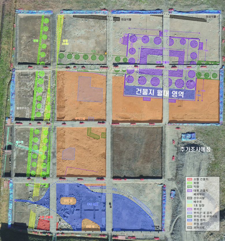 월지 동남쪽 Ⅱ-나지구 발굴현장 유적 배치도. 동궁전으로 추정되는 대형건물터와 회랑, 연못인 연지 등이 보인다.