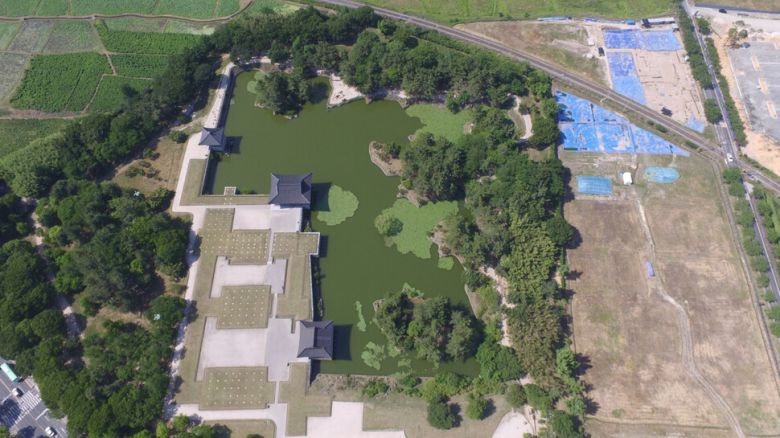 공중에서 내려다 본 월지(한가운데 연못)와 주변 건물터 유적. 월지 왼편에 정비된 건물터가 1975~76년 발굴된 가지구 대형 건물터이고 월지 오른쪽에 보이는 빈 공터 같은 곳이 이번에 동궁전 추정 대형건물터가 나온 나지구 유적지다. 애초 가지구 대형 건물터를 동궁전으로 보는 의견이 대두됐으나 이번 발굴결과 기존 건물터는 왕의 거처이고 나지구 건물터가 동궁전이라는 추정이 힘을 얻게 됐다. 국가유산청 제공