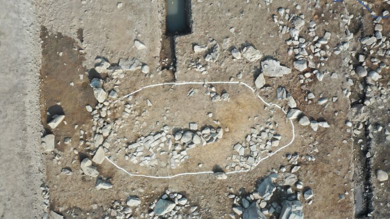 원지 연못 유적 내부의 섬 흔적.