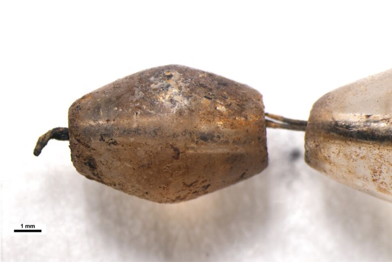 출토 목걸이의 수정 부분에 실이 꿰어진 모습을 확대한 사진.