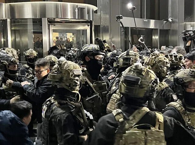 윤석열 대통령이 비상계엄을 선포한 뒤 2024년 12월4일 새벽 서울 국회의사당에 무장한 군인들이 진입을 시도하고 있다. 연합뉴스