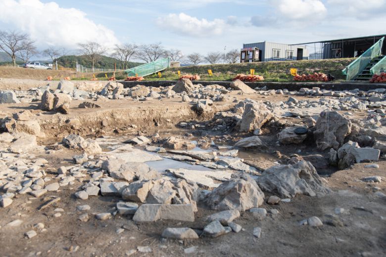 원지의 출수구 흔적.