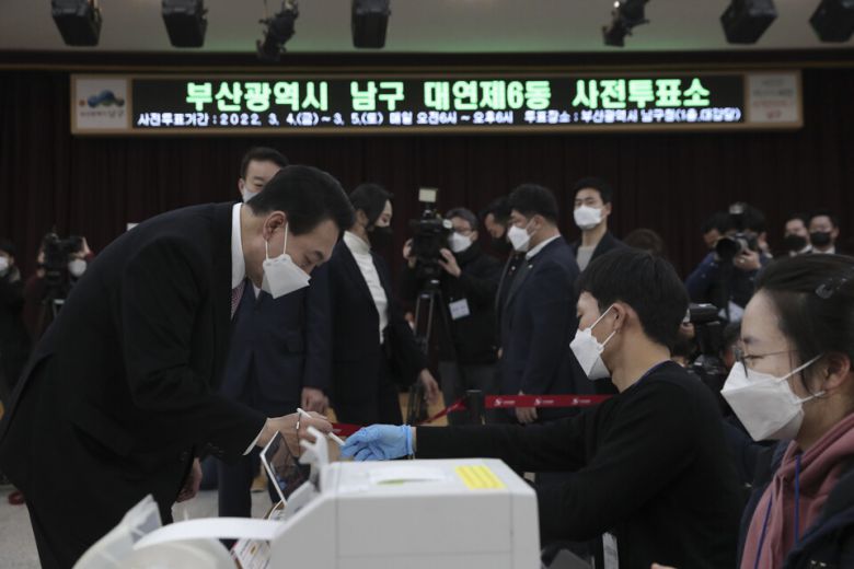 2022년 3월4일 윤석열 국민의힘 대선 후보가 부산에서 사전투표를 하고 있다. 국민의힘 홈페이지 갈무리