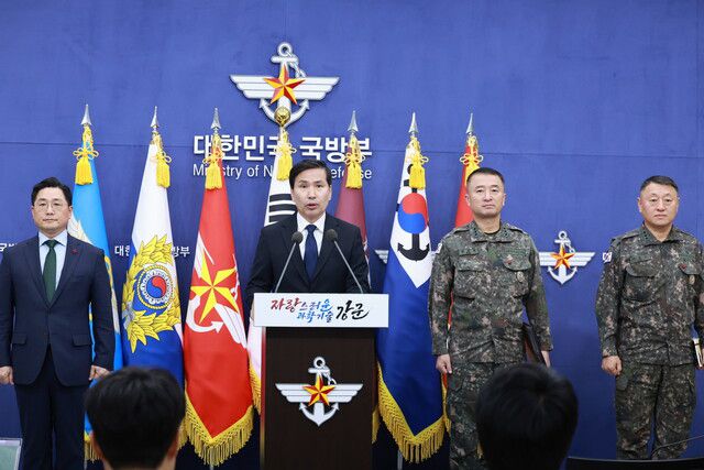 김선호 국방부 차관(장관 직무대행)이 지난해 12월6일 오후 서울 용산 국방부에서 12·3 비상계엄 사태와 관련해 긴급 브리핑을 하고 있다. 김 차관 왼쪽은 조창래 국방부 정책실장, 오른쪽 첫번째는 원천희 국방정보본부장, 이승오 합동참모본부 작전본부장이다. 국방부 정책실장은 국방 정책을 총괄하고, 국방정보본부장은 국군방첩사령부를 지휘·감독하고, 합참 작전본부장은 작전부대를 관할한다. 이들이 기자회견에 배석한 것은 만약 비상계엄이 발령되더라도 국방부와 군은 수용·시행하지 않겠다는 의사 표시로 읽힌다. 연합뉴스