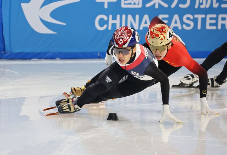 박지원(오른쪽)이 8일 중국 하얼빈 헤이룽장 빙상훈련센터 다목적홀에서 열린 2025 하얼빈겨울아시안게임 쇼트트랙 남자 1500m 결선에서 질주하고 있다. 오른쪽은 중국의 린샤오쥔. 하어빈/연합뉴스