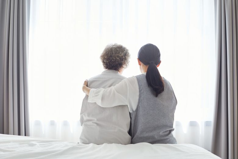 사람은 태어나면서부터 의존 없이 생존할 수 없고, 아프거나 장애가 생겨 의존이 반복될 수 있으며, 노쇠로 인해 다시 완전히 의존하게 된다. 게티이미지뱅크