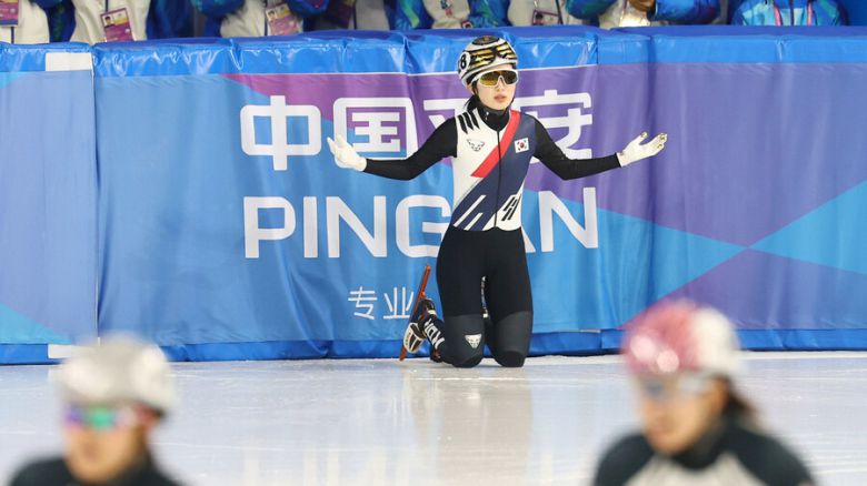 쇼트트랙 대표팀 김길리가 9일 중국 하얼빈 헤이룽장 빙상훈련센터 다목적홀에서 열린 2025 하얼빈겨울아시안게임 쇼트트랙 여자 3000m 계주 결승전 마지막 바퀴에서 넘어진 뒤 아쉬워하고 있다. 하얼빈/연합뉴스