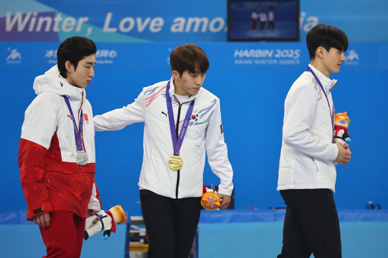 쇼트트랙 대표팀 박지원(가운데)이 8일 중국 하얼빈 헤이룽장 빙상훈련센터 다목적홀에서 열린 하얼빈겨울아시안게임 쇼트트랙 남자 1500m 시상대를 내려가며 은메달을 획득한 중국 린샤오쥔(한국명 임효준)을 격려하고 있다. 오른쪽은 동메달을 차지한 장성우. 하얼빈/연합뉴스
