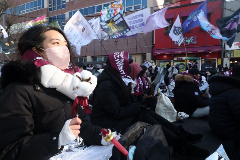 9일 오후 ‘민주 동덕에 봄은 오는가’ 집회가 서울 종로구 안국역 일대에서 열려 한 참석자가 동덕여대 교화인 목화꽃 모형을 음악에 맞춰 흔들고 있다. 김영원 기자 forever@hani.co.kr
