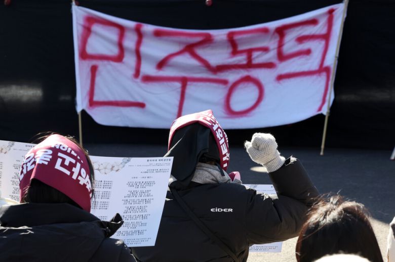 9일 오후 ‘민주 동덕에 봄은 오는가’ 집회가 서울 종로구 안국역 일대에서 열려 동덕여대 학생 등 집회 참석자들이 구호를 외치고 있다. 김영원 기자 forever@hani.co.kr