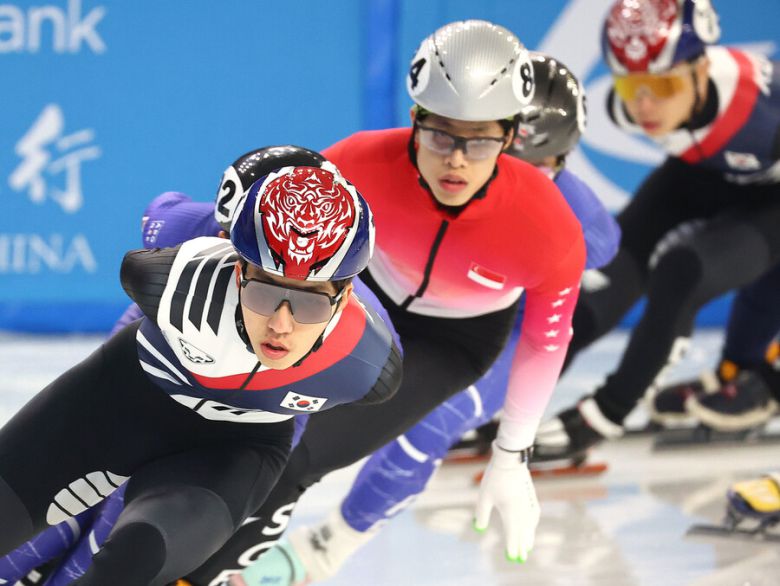 박지원이 8일 중국 하얼빈 헤이룽장 빙상훈련센터 다목적홀에서 열린 하얼빈겨울아시안게임 쇼트트랙 남자 1500ｍ 준결승 경기에서 역주하고 있다. 하얼빈/연합뉴스