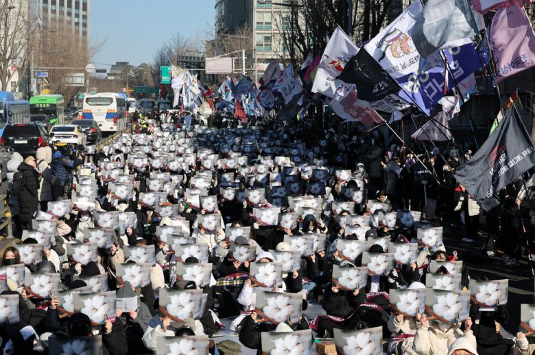 9일 오후 ‘민주 동덕에 봄은 오는가’ 집회가 서울 종로구 안국역 일대에서 열려 동덕여대 학생 등 집회 참석자들이 교화인 목화꽃이 인쇄된 손팻말을 들고 있다. 김영원 기자 forever@hani.co.kr