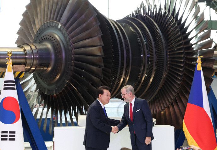 윤석열 대통령이 지난해 9월 체코 플젠 산업단지 내 두산스코다파워 공장에서 페트로 피알라 체코 총리와 악수하고 있다. 공동사진취재단