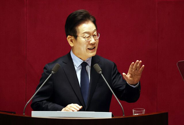 이재명 더불어민주당 대표가 10일 오전 서울 여의도 국회 본회의에서 교섭단체 대표 연설을 하고 있다. 신소영 기자 viator@hani.co.kr