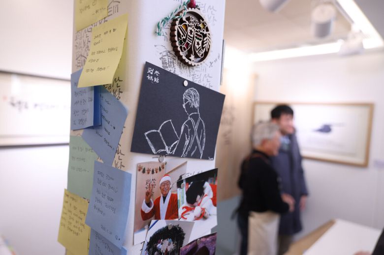 문 전 대통령이 운영하는 경남 양산시 평산책방의 기둥에 시민들이 남긴 글과 사진, 그림이 빼곡히 붙어 있다. 강창광 선임기자 chang@hani.co.kr