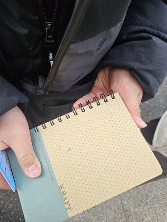 김아무개(13)군이 헌재 방청을 오며 챙겨온 수첩. 장현은 기자 mix@hani.co.kr