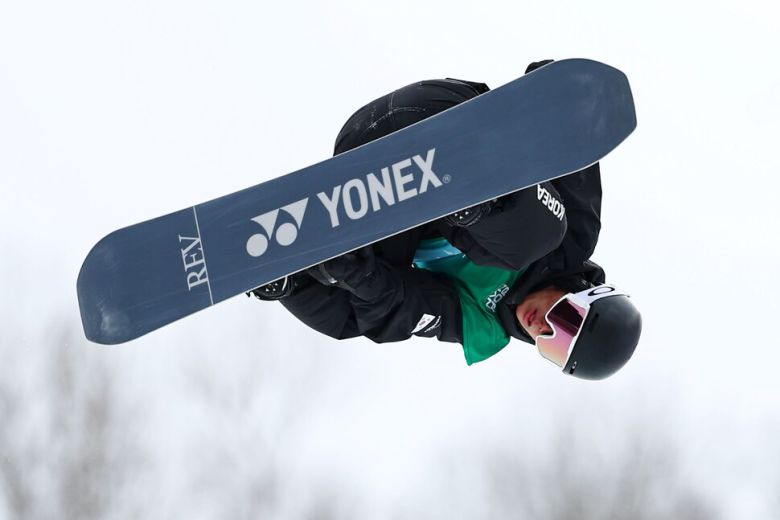 13일 중국 야부리 스키리조트에서 열린 하얼빈 동계아시안게임 스노보드 남자 하프파이프 결승에서 김건희가 경기에 앞서 연습하고 있다. 연합뉴스