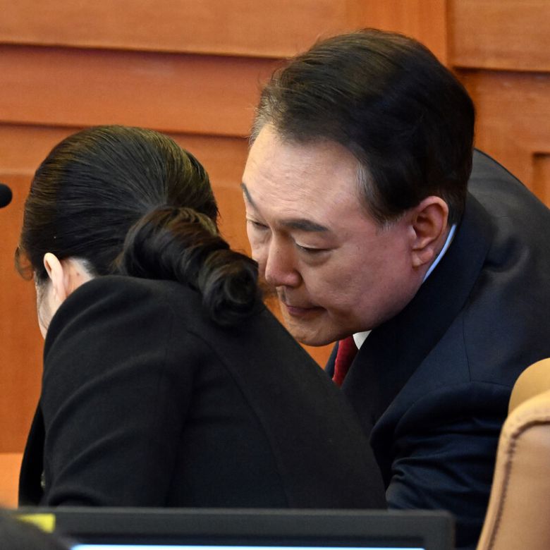 윤석열 대통령이 13일 서울 종로구 헌법재판소에서 열린 자신의 탄핵심판 8차 변론에 출석해 변호인단과 대화하고 있다. 사진공동취재단