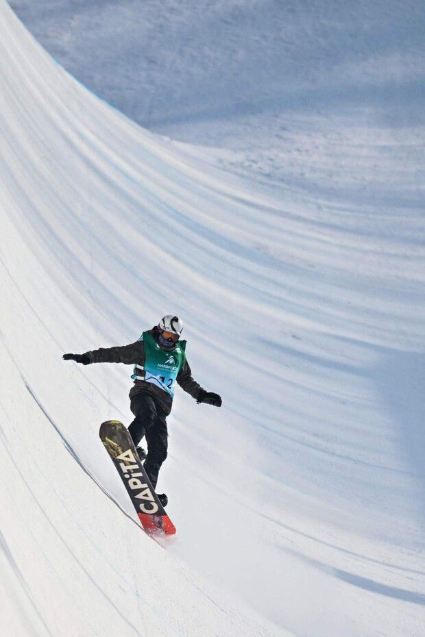 아프가니스탄 하빕지 아흐마드 무슈타바지가 12일 중국 야부리 스키리조트에서 열린 2025 하얼빈겨울아시안게임 남자 스노보드 슬로프타일 에서 질주하고 있다. 야부리/AFP 연합뉴스