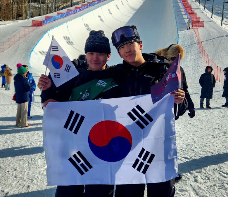 한국 스노보드 김건희(왼쪽)과 이채운이 13일 중국 헤이룽장성 야부리 스키리조트 하프파이프 슬로프 앞에서 태극기를 들고 서 있다. 하얼빈/장필수 기자 feel@hani.co.kr