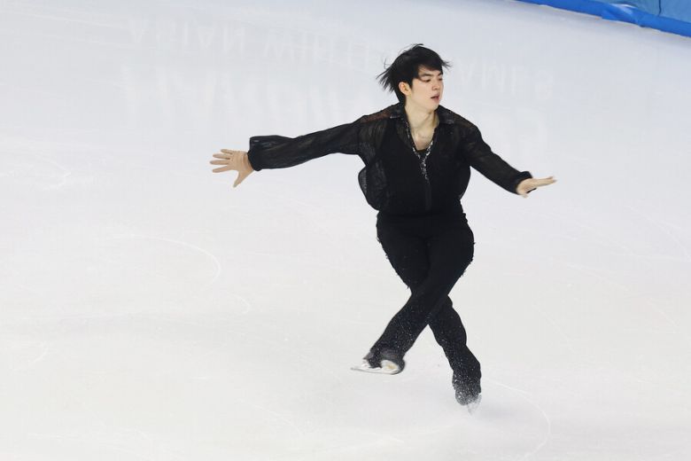 피겨 차준환이 11일 중국 하얼빈 헤이룽장 빙상훈련센터 다목적홀에서 열린 하얼빈겨울아시안게임 피겨 남자 싱글 쇼트프로그램에서 연기를 펼치고 있다. 차준환은 13일 같은 장소에서 열린 프리스케이팅에서 1위에 올라 총점 281.69점으로 일본의 가기야마 유마를 누르고 금메달을 차지했다. 하얼빈/연합뉴스