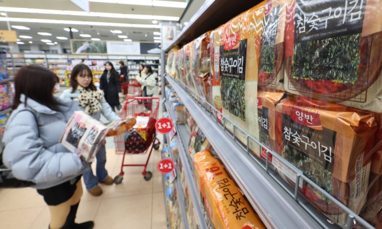 지난 13일 서울 시내의 한 대형마트 김 코너에서 제품을 고르는 관광객. 연합뉴스